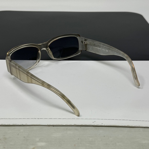 Vintage Burberry by safilo Sunglasses b8489/S BXVLE scratches on lenses - Picture 9 of 16